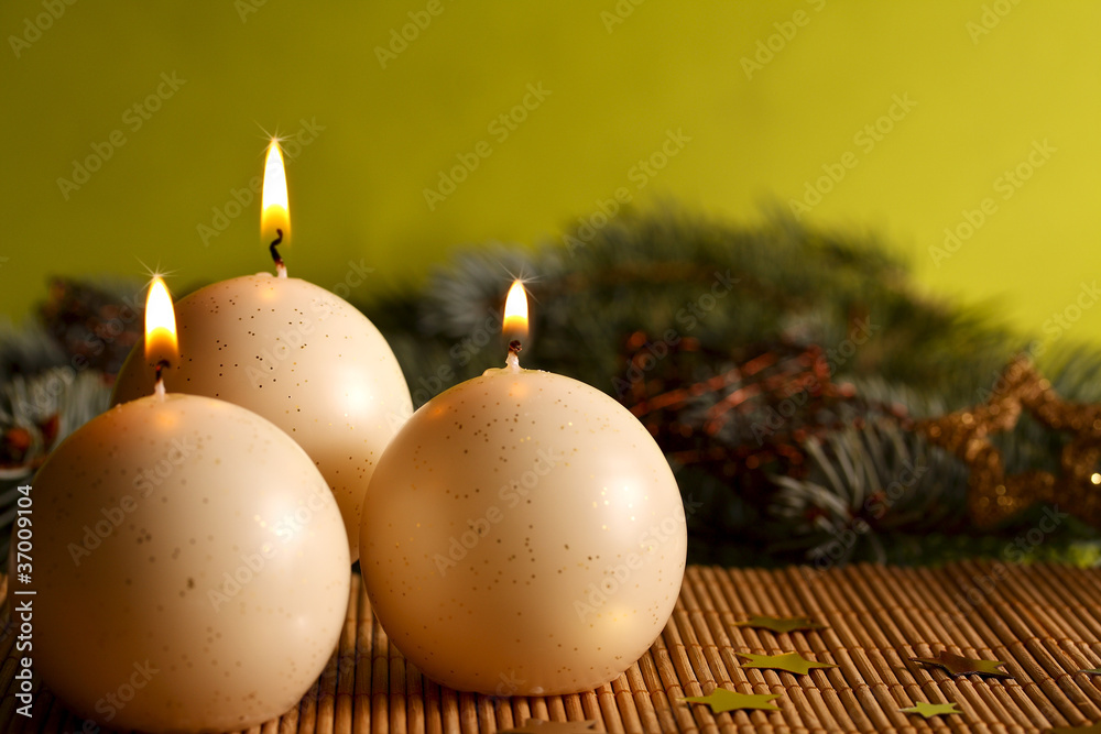Weihnachtskerze vor grünem Hintergrund Weihnachtskerze vor grünem Hintergrund