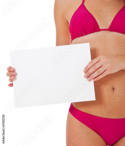 Mädchen im Bikini hält weiße Tafel