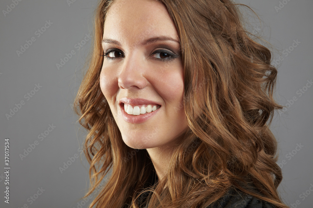 Fototapeta premium Lächelnde junge blonde Frau