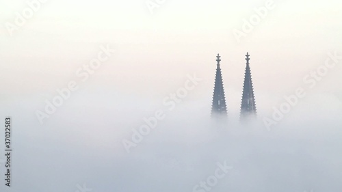 Zeitraffer Domspitzen im Nebel