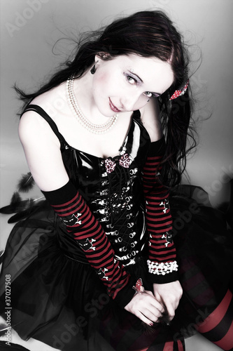 Junges Gothic Model vor grauem Hintergrund