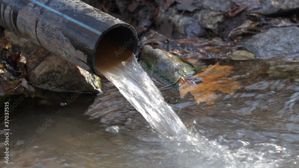 Кровля и водосток. Водосток из канализационных труб. Водосточная система. Трубы по которым стекает вода. Вода из трубы.