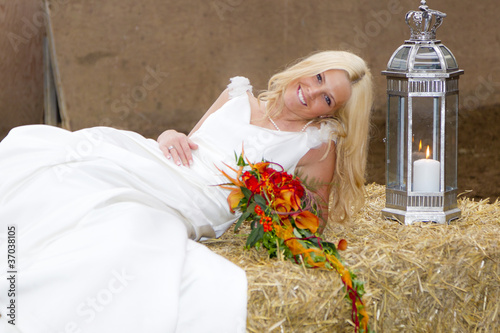 Blonde Braut auf Strohballen