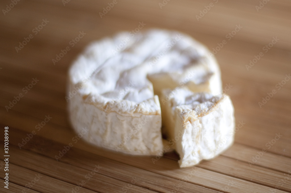 morceau de fromage sur fond de bois
