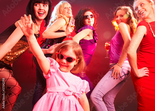 Obraz na płótnie Dance little girls on the party w salonie