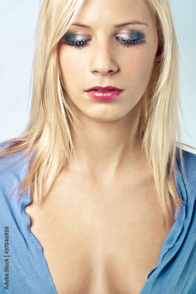 The sensual eyes , beautiful make up and bright colore