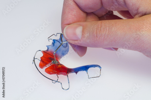 Human hand tightening removable dental braces