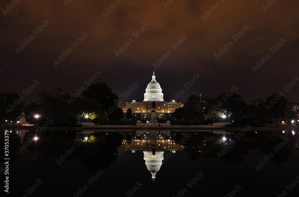 Obraz premium Washington DC, Capitol building at night with reflection