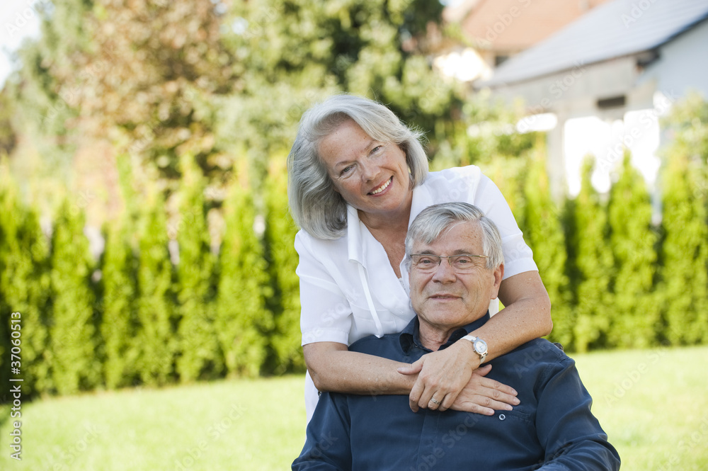 Fototapeta premium Ehepaar im Garten