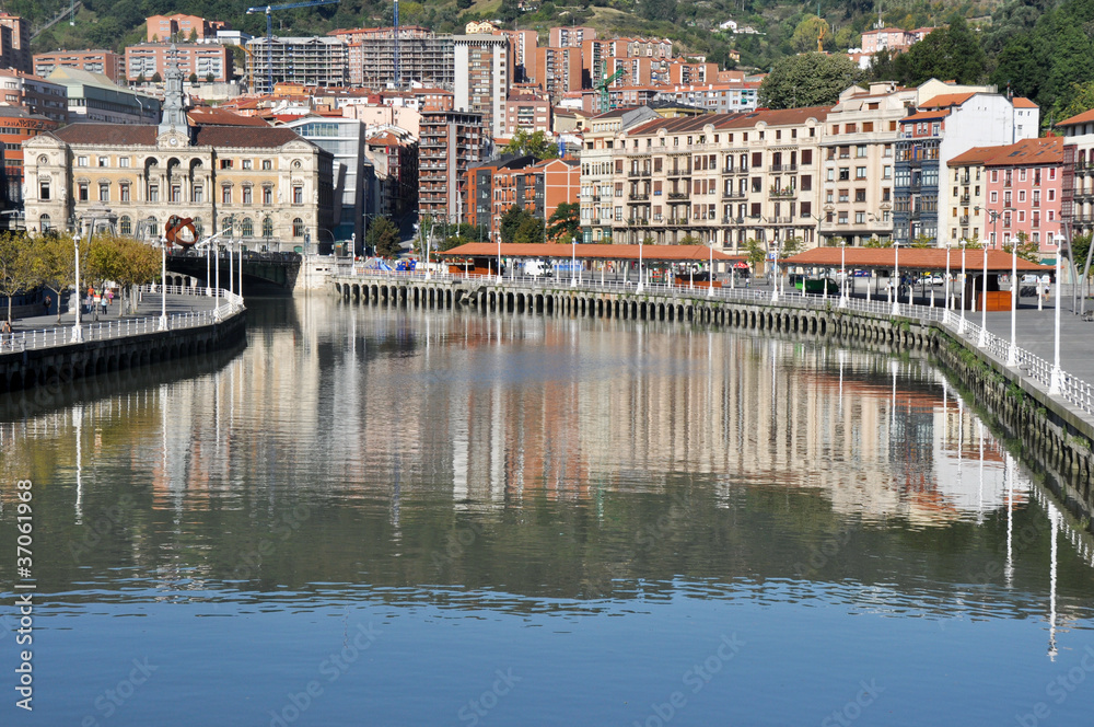 Río Nervión al paso por  Bilbao (País Vasco)