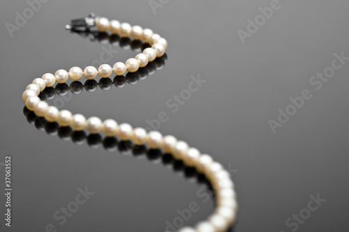 Perlenkette auf einer hochglänzenden Unterlage