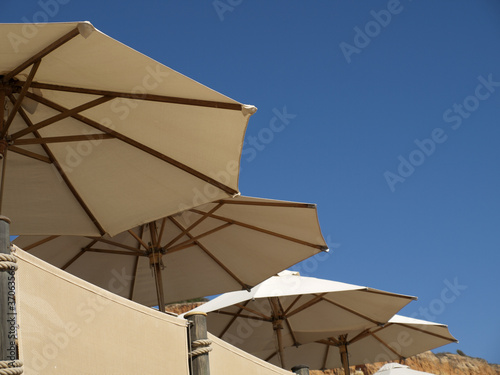 Sonnenschirme am Strand  Algarve 