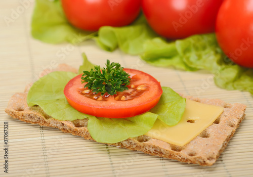 crispbread with tomato and cheese