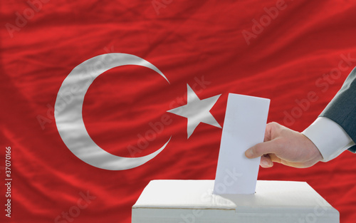 Принти на полотні man voting on elections in turkey