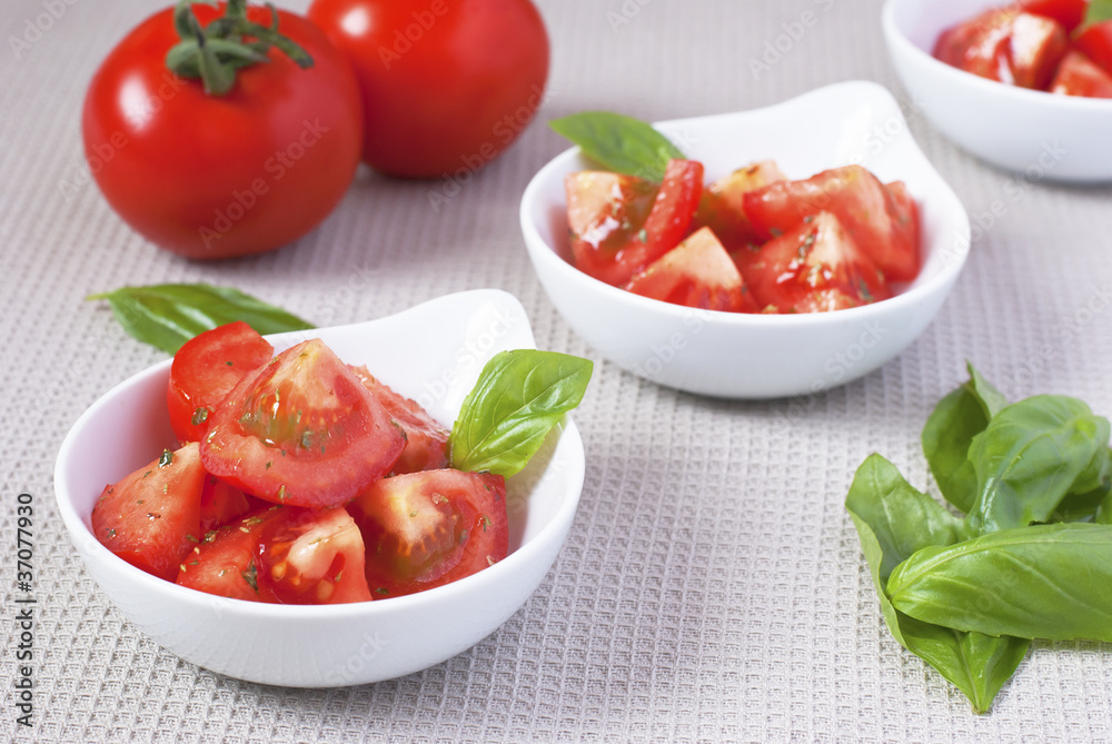tris di insalata di pomodori