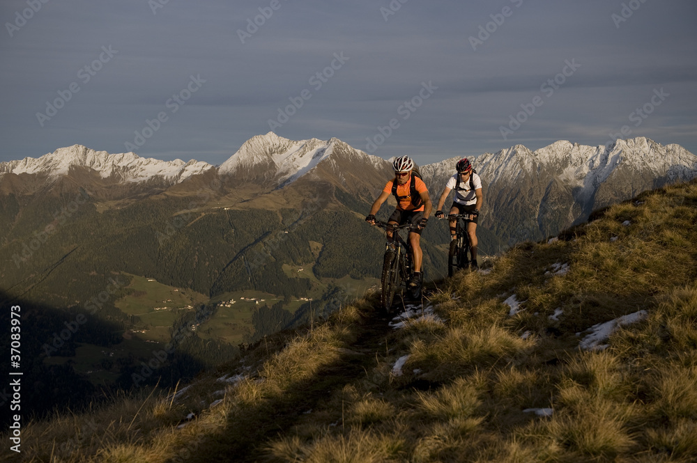Zwei Freunde fahren mit dem Mountain Bike