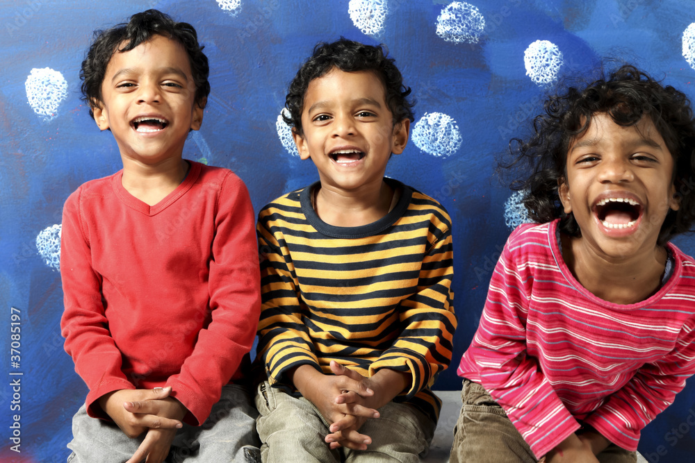 ritratti di tre bambini che ridono Stock Photo | Adobe Stock