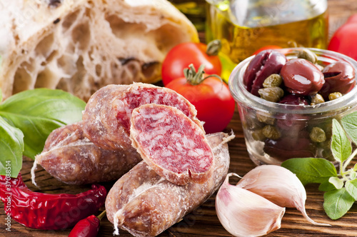 Salami mit Brot und Gemüse photo