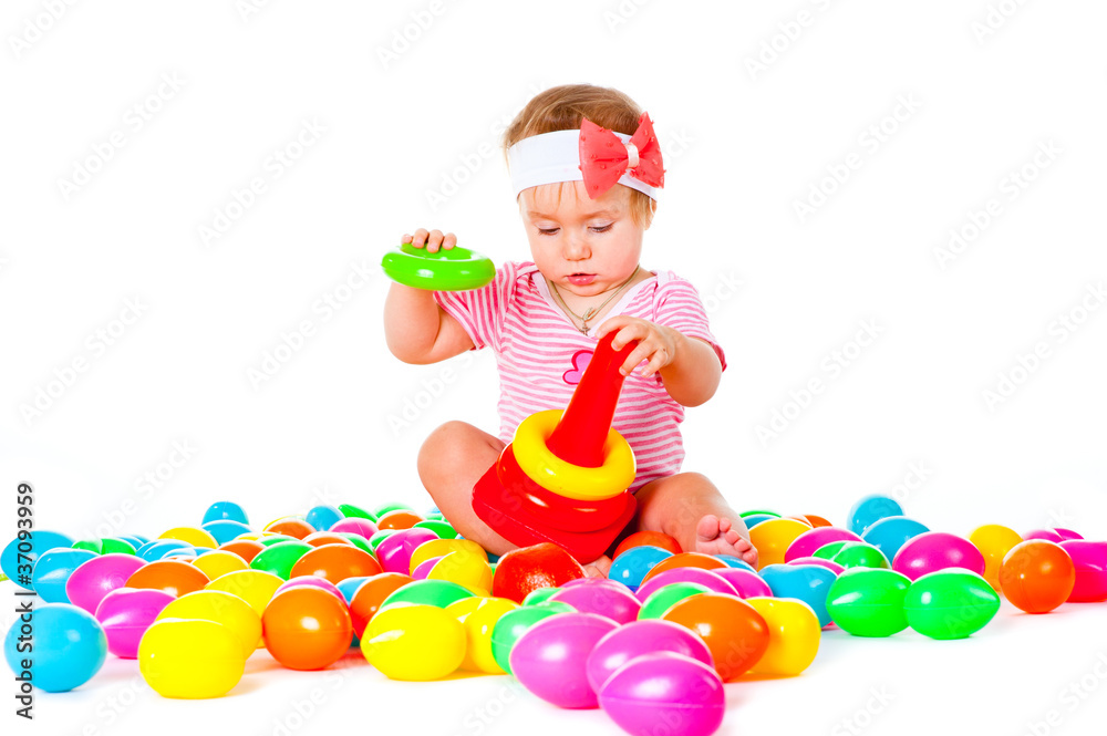 Obraz premium Baby girl playing in the balls