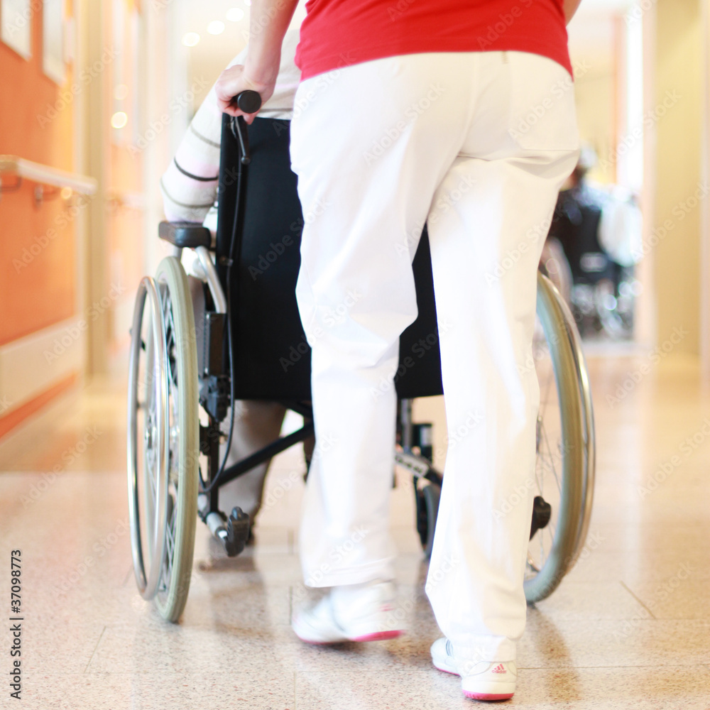 Obraz premium Rollstuhl im Pflegeheim