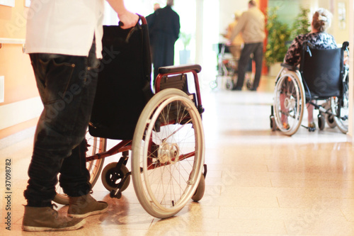 Rollstuhl im Pflegeheim © Peter Atkins