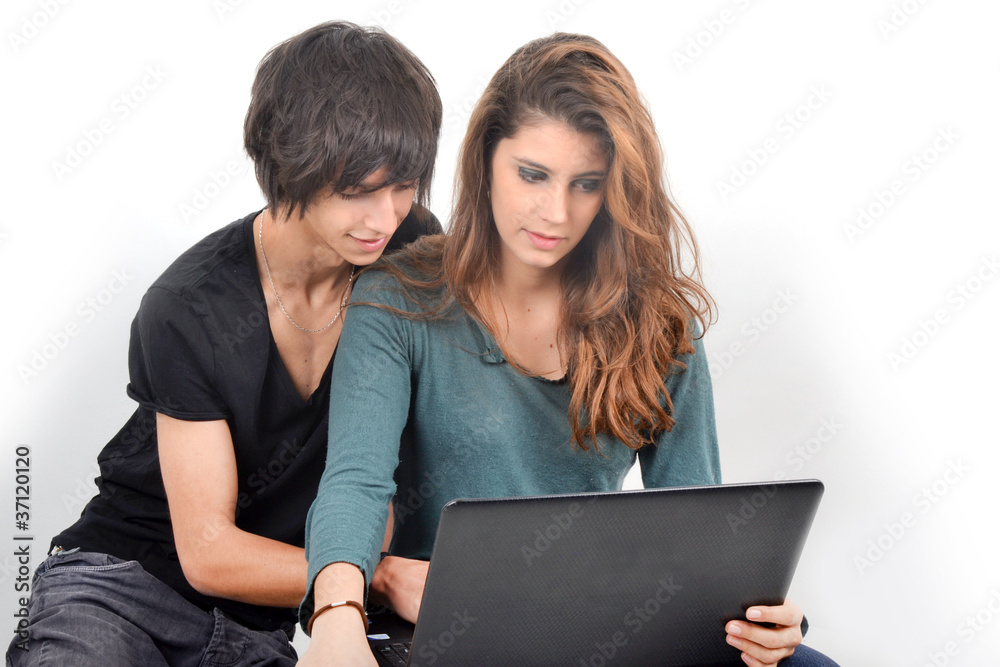 Couple d'étudiants révisant à deux Couple d'étudiants révisant à deux