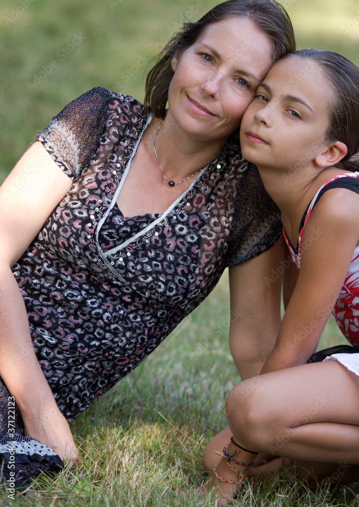 mère et fille dans l'herbe mère et fille dans l'herbe