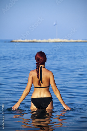 Młoda piękna kobieta w morzu. Greckie wybrzeże - Rhodes.