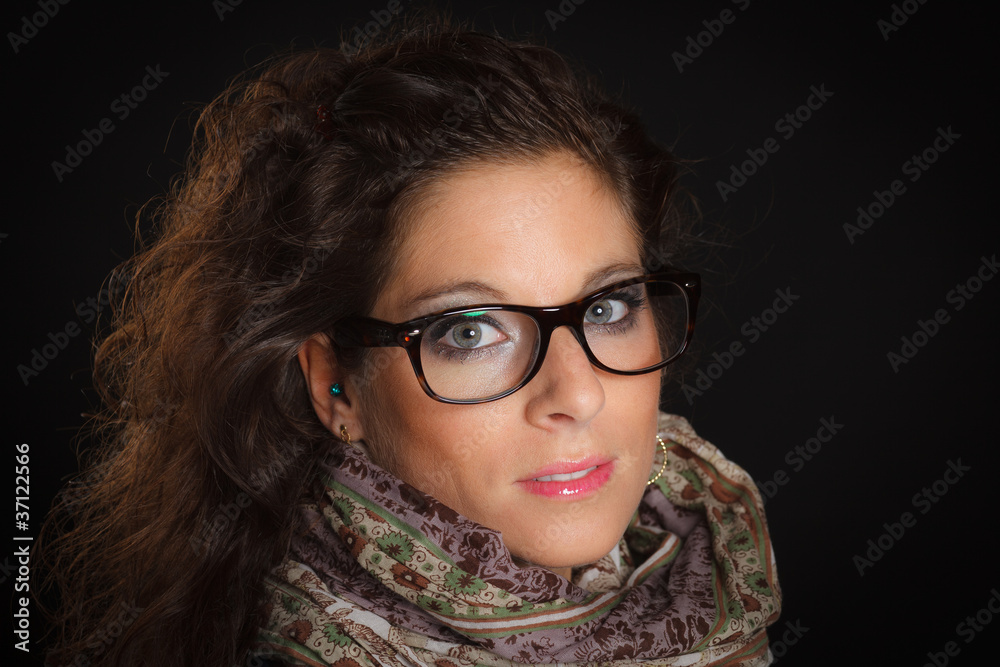 dunkelhaarige frau mit brille dunkelhaarige frau mit brille
