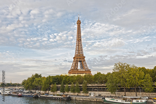 Eiffel Tower © Javi Martin