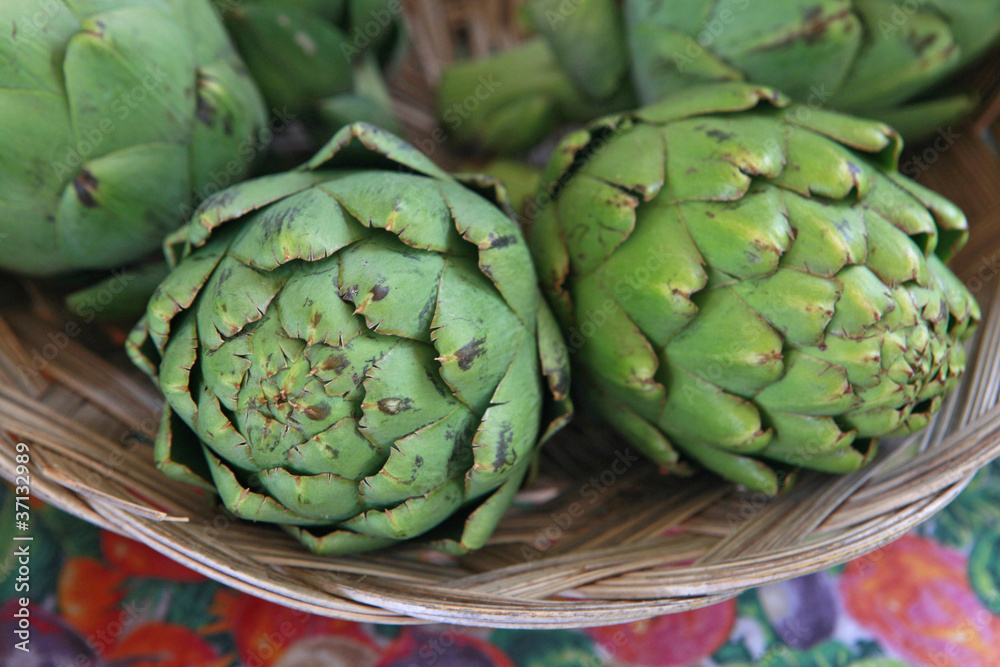 Obraz premium fresh artichokes