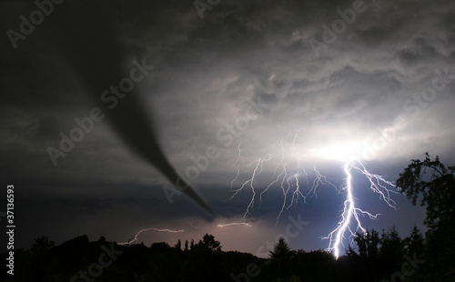 Tornado und Blitze #37136593