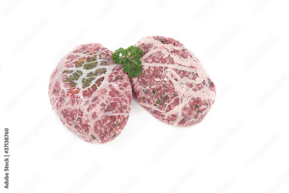 crépinettes fourrée de viande hachée sur fond blanc crépinettes fourrée de viande hachée sur fond blanc