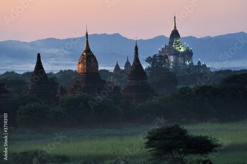 Lever de soleil sur les Temples de Bagan, Myanmar.
