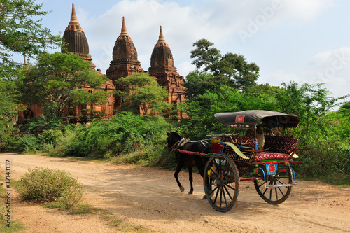 Une calèche sur les chemins de Bagan.