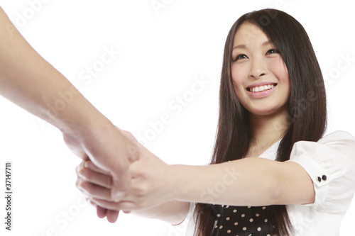 男性の手を引く女性 photo