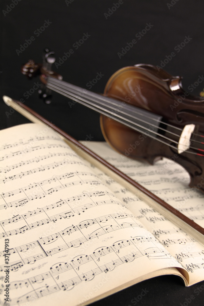 Naklejka premium Violin and music sheet