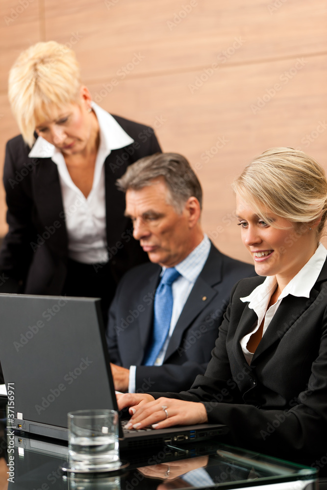 Business - Besprechung in einem Büro Business - Besprechung in einem Büro