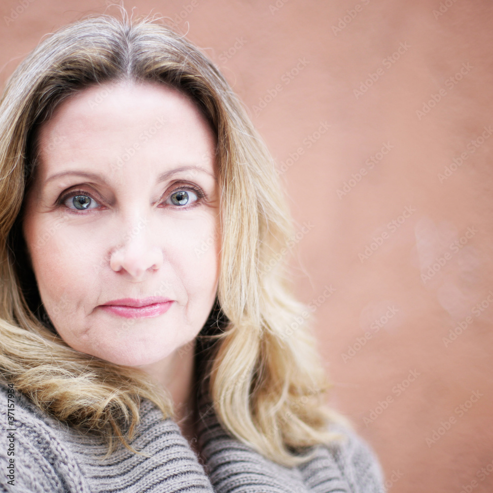 Fototapeta premium Frau mit grauer Strickjacke