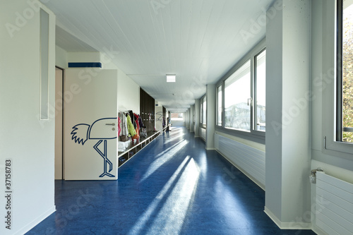 Fotografie modern public school,  corridor blue floor