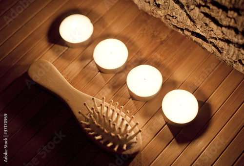 Fotografie brosse a cheveux en bois bougies