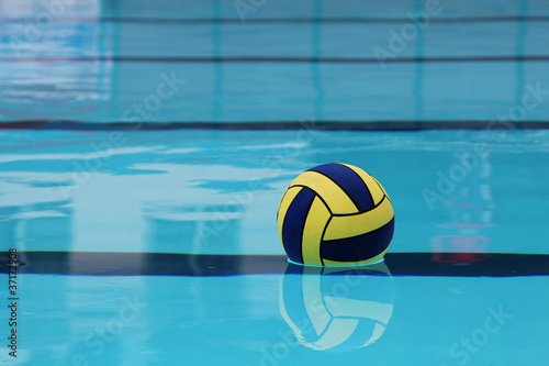 Obraz na plátně Ball on water