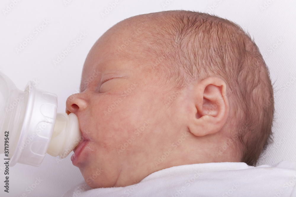 Tricks Um Baby An Flasche Zu Gewöhnen Baby bekommt die Flasche Stock Photo | Adobe Stock