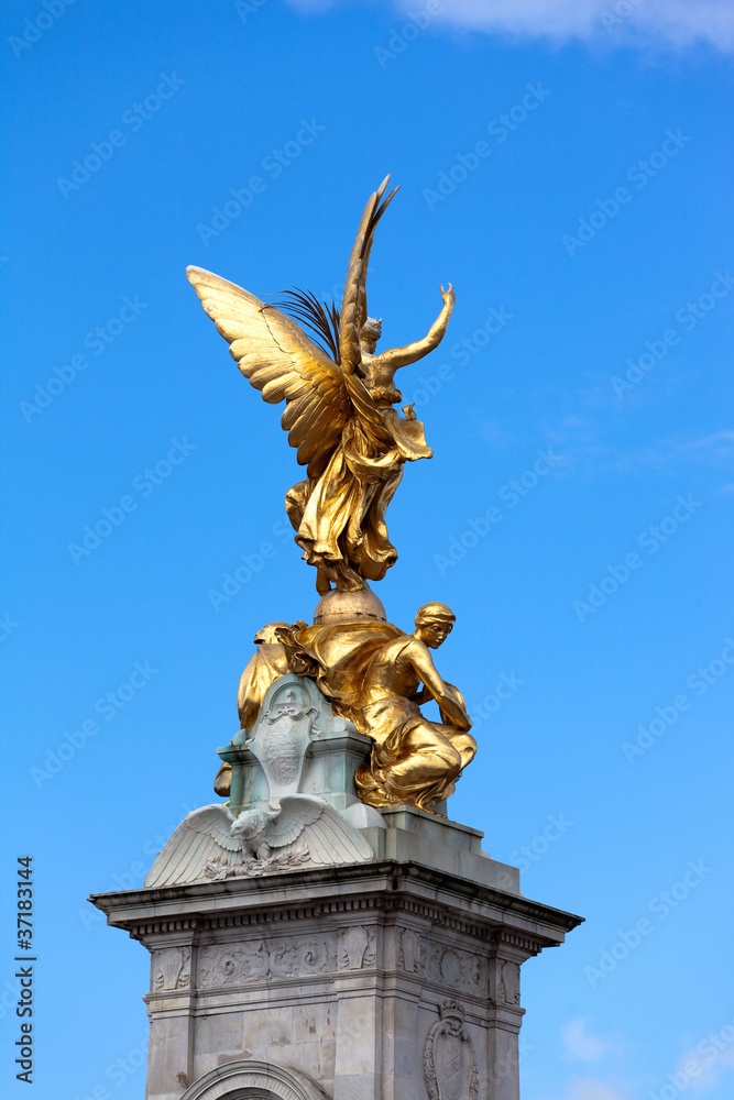 Obraz premium Statue of Victory on pinnacle of Queen Victoria Memorial, London