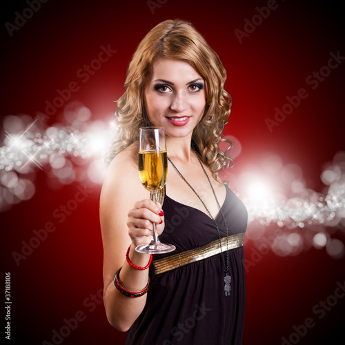 junge blonde Frau, mit Sektglas zuprostend