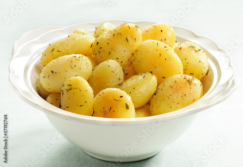 Potatoes whole with herbs