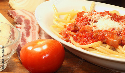 bucatini alla amatriciana più ingredienti photo