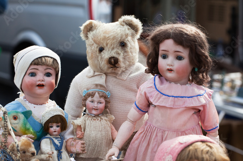 Puppen auf Flohmarkt photo