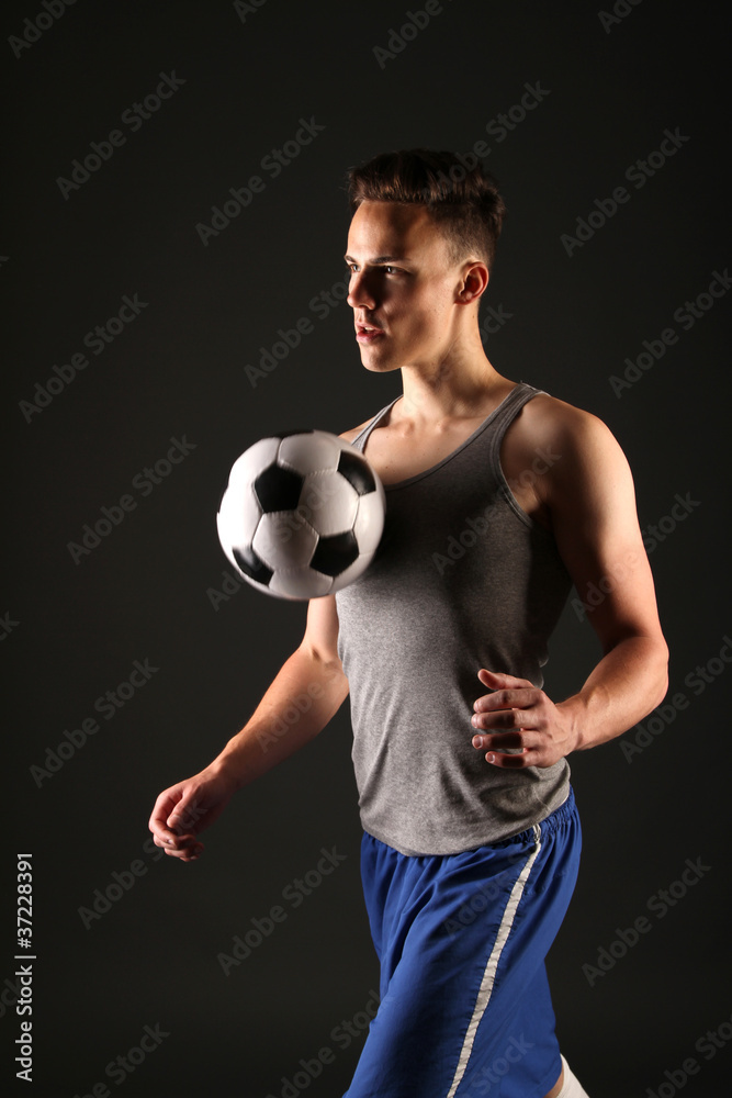 Mann mit Fußball