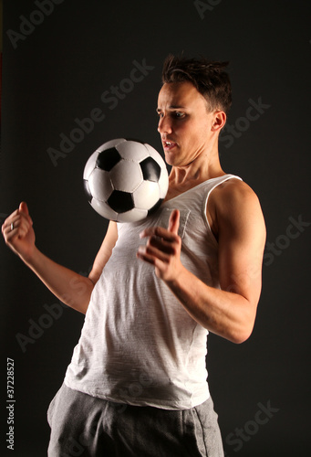 Mann mit Fußball © W. Heiber Fotostudio
